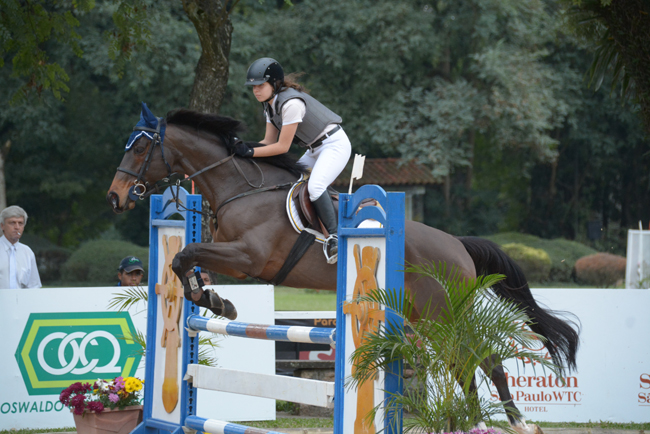 Giulia Leme com Lisandro: campeã jovem cavaleiro B