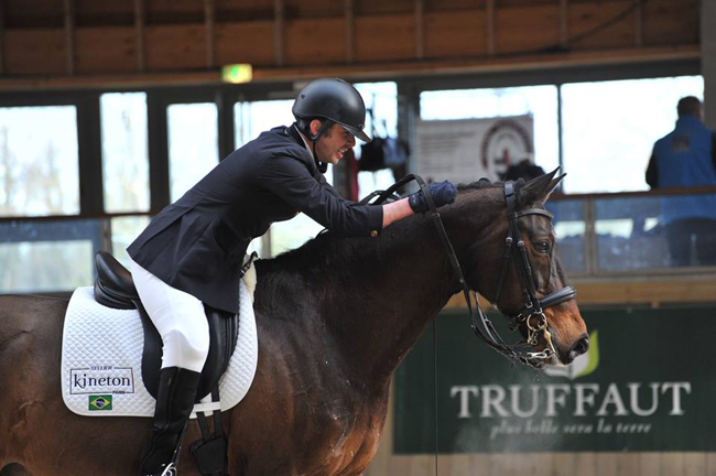 Rodolpho com Warrenne, cedido pela amiga Elodie Sarrazin, no Internacional de Deauville na França durante a preparação e qualificação para os Jogos Paralímpicos Rio 2016