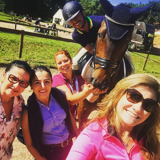 Esse final de semana, em 6 e 9/7, Rodolpho esteve competindo na Alemanha, no Internacional Paraequesre em Linslerhof , onde garantiu um 3º e 4º lugar. Na foto ao lado de sua mãe Rosangele e irmã Victoria (à esquerda) Camile Hertel e Elodie Zarrazin, proprietária de seu cavalo Warenne, à frente