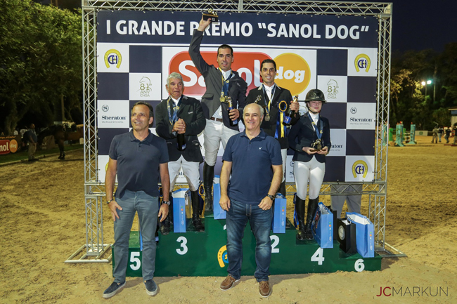 Os vencedores do GP, com o presidente do Clube William Pereira e Kiko Mari, titular da Sanol Dog; img: João Markun