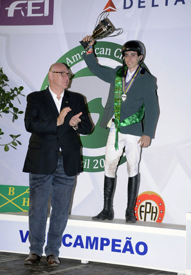 Marcelo recebendo seu prêmio do presidente da CBH, Liz Roberto Giugni; img: Emrson Emerim