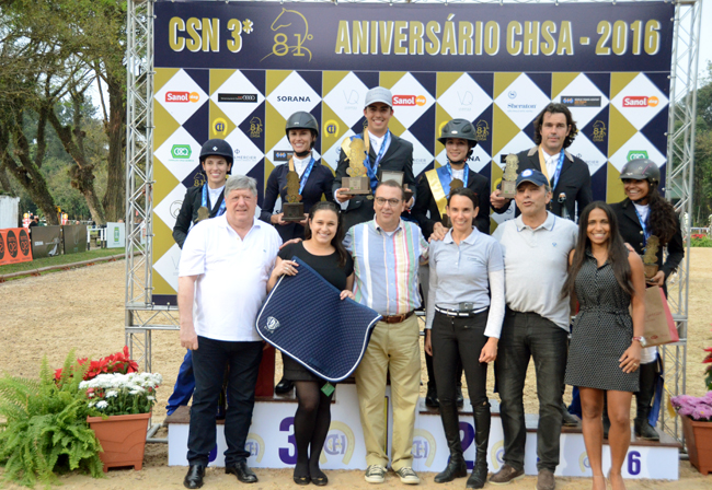 Vencedores da Copa Ouro devidamente prestigiados no pódio; img: divulgação