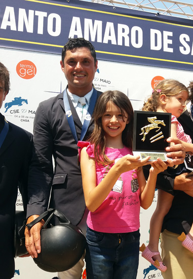 Luizinho prestigiado pela filha no pódio; img: CHSA