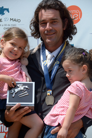 Ricão também teve a presença das filhotas na premiação; img: Duilio Andrade/Tupa Vídeo
