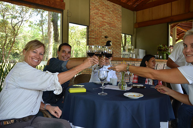 Fabiana, Adriana, do comitê organizador, e Erica em brinde