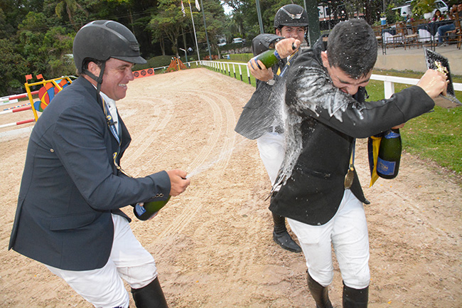 Zé Roberto e Rafael não aliviam o banho de champagne do vencedor Lucas