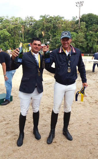 Luizinho e Godinho comemoraram com champagnhe; img: L. Barbosa