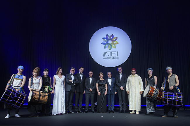 O grupo reunido no palco da premiação em Toquio
