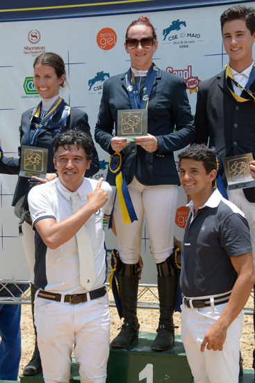 Nina a vitória comemora no pódio; img: Tupa Vídeo