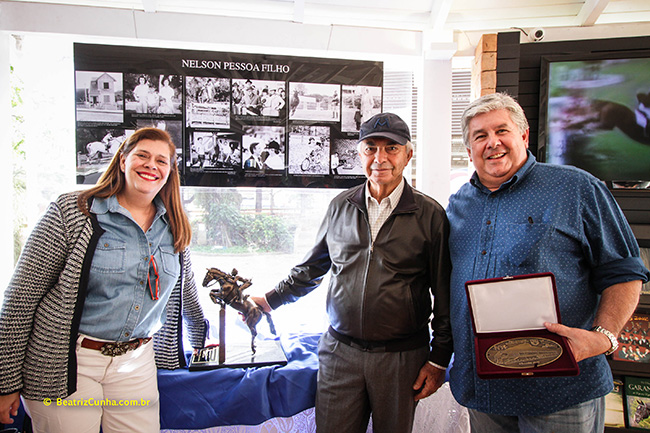 Nelson Pessoa, o Neco, ao lado do anfitrião Felipe Gomes, presidente da Hípica Brasileira, e Lea
