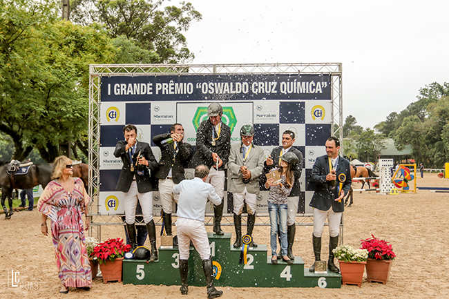 No final, acabou tudo em champanhe no pódio do GP Oswaldo Cruz Química; img: Luis Ruas