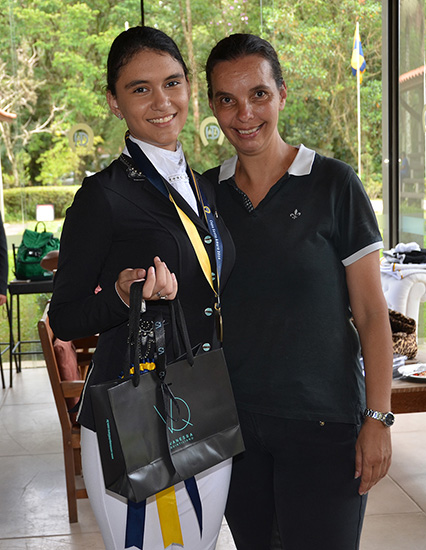 Raquel Mendonça de Mattos, a grande campeã da série Preliminar Amador e aluna da Escola CHSA, foi a feliz ganhadora da Joia VQ