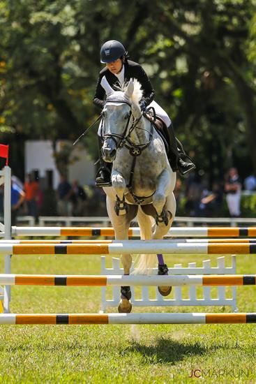 A campeã Carolina com Leona