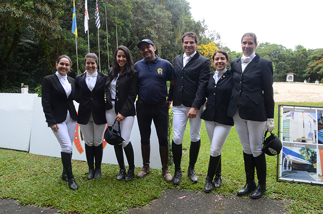 O time de adestramento da Escola de Equitação do CHSA com o professor Jean