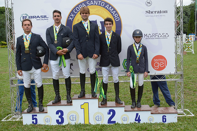 Vencedores do mini GP a 1.20 metro devidamente premiados; img: Tupa Vídeo