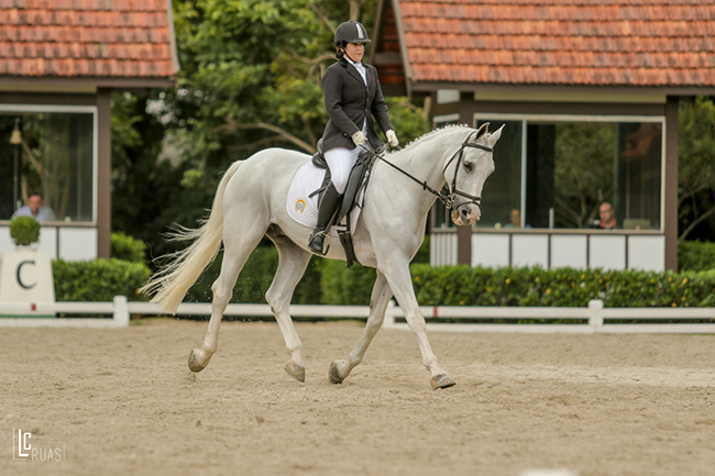Roberta Prescott e Leo, conjunto que representa a Escola de Equitação do CHSA, venceram a categoria Preliminar Amador