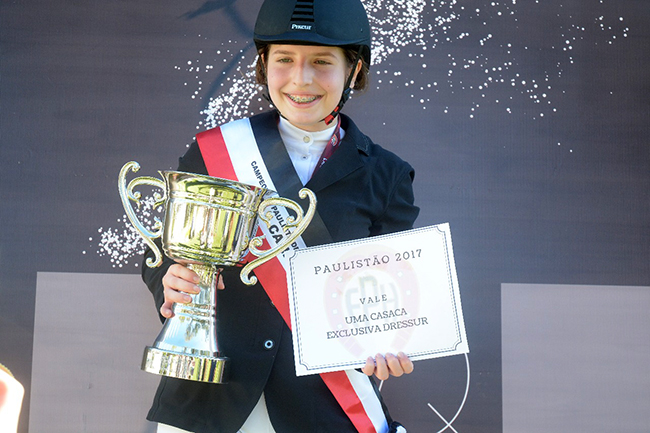 Isadora Ferraz Cunha foi a campeã Jovem Cavaleiro B montando Polada