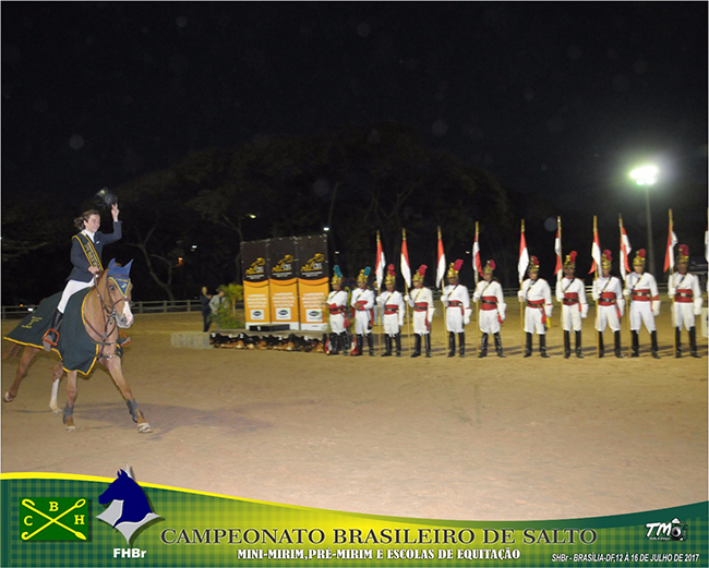 Dudu Barbara com Quatour em seu último galope e da vitória na pista da Sociedade Hípica de Brasilia