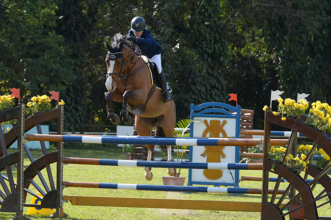 Juliana e Figo van de Kruisehoeve voando em pista